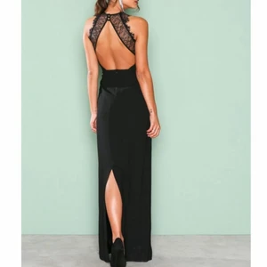 Nelly eve maxi gown - Super fin maxiklänning med öppen rygg. Endast använd en gång. Frakt ingår i priset🖤