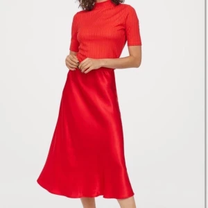 Röd satin kjol, HM - En tjusig röd satin kjol med otroligt strechigt material som passar alla olika kroppsformer, kjolen är oanvänd Storlek 38 passar troligtvist även 36 men också 40