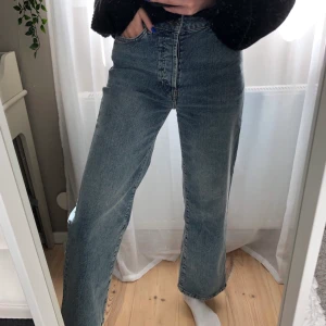 Jeans - Skitsnygga jeans från Bikbok, i storlek 27. Endast använda vid ett tillfälle. Säljes pga att längden är lite för kort för mig (är 172 cm lång). Frakt ingår💗