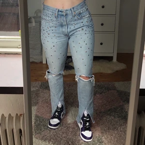 Levi’s 501 med nitar - 501 Jeans från Levi’s, inköpta i New York. Egenklippta slitsar. Sparsamt använda, säljer p.g.a att de inte passar mig. Lyssnar på rimliga bud, frakt tillkommer. Jag är 162 cm lång.