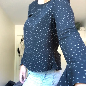 Blus från Only - Jättegullig blus från Only som är lite volangig💓Den är svart med vitrandigaprickar, säljer då det inte riktigt är min stil! 80kr + frakt💗💞