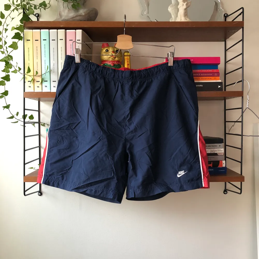 Rödblåa ”tränings”shorts från Nike. Vintage men gott skick. Passar L-XL. . Shorts.