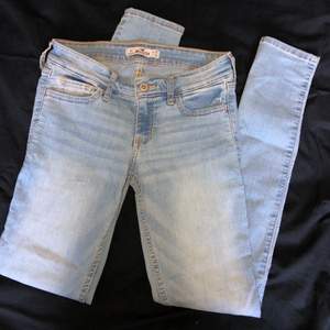 Ljusblåa hollister jeans, W: 25 L: 29. Pris 250kr