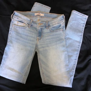 Hollister jeans - Ljusblåa hollister jeans, W: 25 L: 29. Pris 250kr