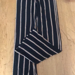 Svarta oranga randiga Petra byxor  - Detta plagg har jag haft på mig ett par gånger dock var de lite korta i benen( jag är 168 cm) jättefina och i ok skick!!💓