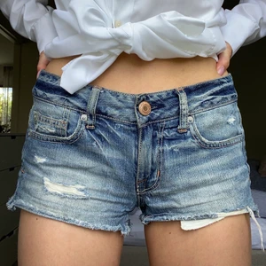 American Eagle shorts strl S - Lågmidjade jeans shorts med slitning från american Eagle. Fint skick. Nypris 500 kr. Säljes för 150 kr eller högsta bud. Köparen står för fraktkostnaden ✨💗