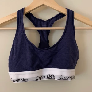 Oanvänd Calvin Klein BH - Helt oanvänd Calvin Klein bh som säljs pga för tight för mig. I storlek S. Mörkblå färg. 
