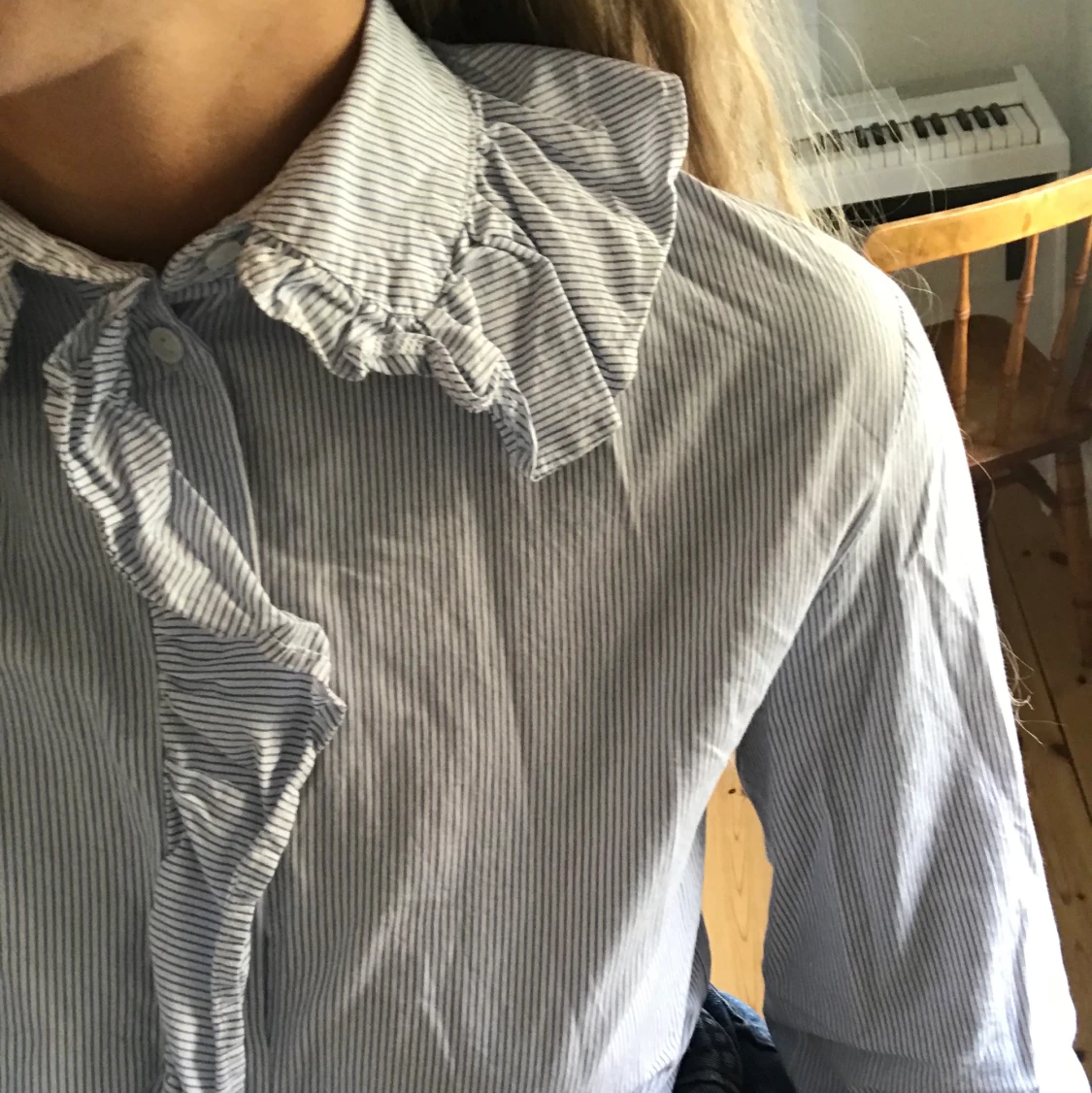 Skjorta med volanger  - 91