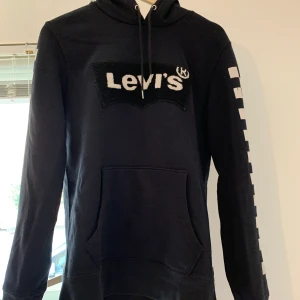 Levi’s hoodie  - Levi’s hoodie i storlek S. (Herrstorlek) Använd max 2 gånger, så skicket är som nytt! Detaljer på ärmarna. 