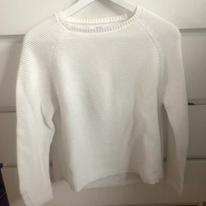 Vit stickad tröja från Zara - Supersnygg och skön stickad tröja från Zara kids, storleken är 13-14 år/164cm men skulle även säga att den sitter som en xs/s. Heller inte använd många gånger!