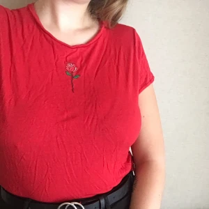 Röd tröja - Det står att den är M men skulle mer säga S, men sitter såklart bra på M. Skönt och runt material. Kan mötas, annars står köparen för frakt.