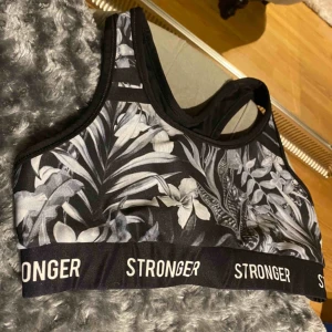  - säljer min jättesnygga sporttopp från stronger då den är för liten för mig. aldrig använd utan bara provad, den är som ny!!🥰 pris 150kr + frakt som köparen står för!💞💞