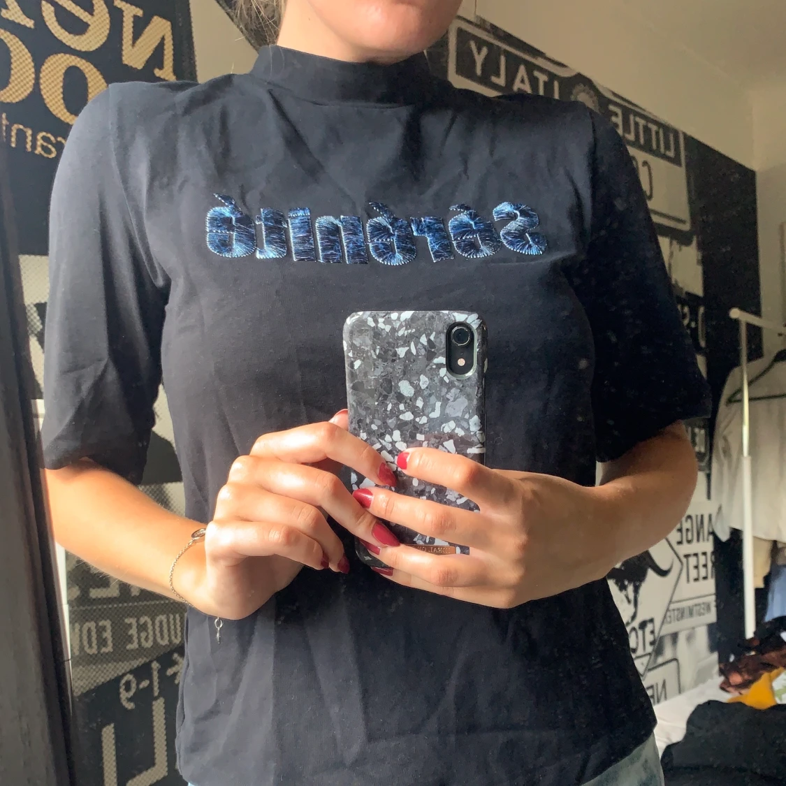 Svart t-shirt, turtleneck med tryck  - 91