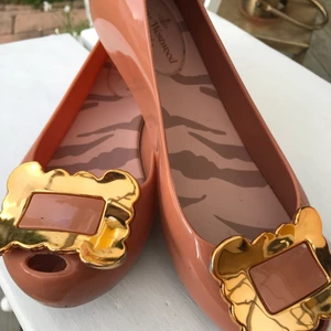 Vivienne Westwood ballerina - Ett par Vivienne Westwood ballerina, med fina detaljer. 