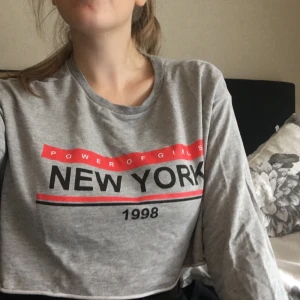 Långärmad tröja - Långärmad, kort tröja från H&M. Timmy material. Köpare står för frakt