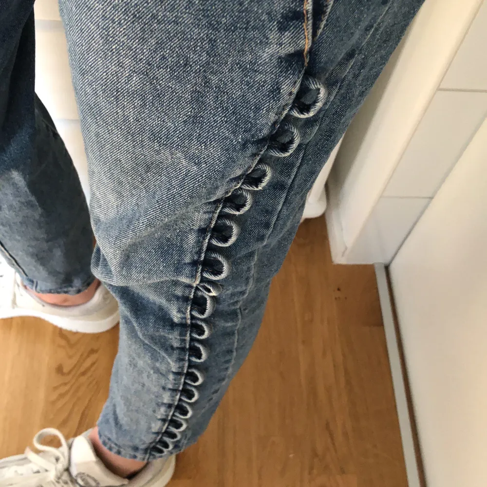 Coola jeans med små hoops hela vägen längs benen :) Folk brukar tycka det är roligt att dra i dem och man kan säkert dekorera genom att dra snören igenom 🌻 Orginalpris 500 kr, nu bara 250! Köpta från ASOS, strl 12, W30 och L32! Kan mötas eller leverera . Jeans & Byxor.