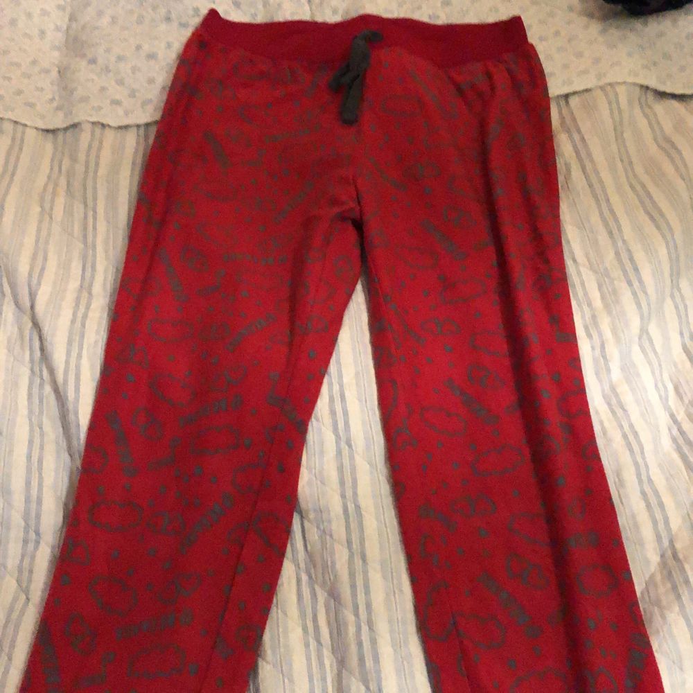 Röda mjukisbyxor i fleece med grått mönster och grått snöre. Är L men passar som en M.. Jeans & Byxor.