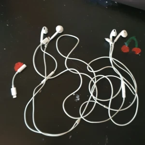 Hörlurar till Iphone - 2 stycken hörlurar (lilla stycket är sålt) båda hörlurna 20 kronor+11 kronor frakt