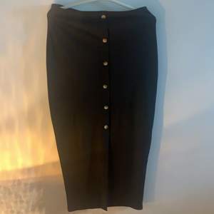 En oanvänd kjol från bohoo, helt fräsch. Materialet på plagget är utav polyester ( 95% ) och Elastan   ( 5% ). 