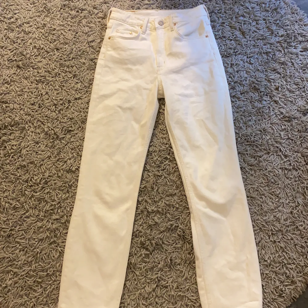Super sköna/stretchiga vita jeans från hm. Jeansen är använda 1 gång så super bra skick.🥰. Jeans & Byxor.