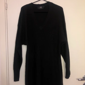 Stickad klänning från bikbok - Jättemysig wool blend klänning från bik bok som slutar ovanför knäna, i princip aldrig använd.kan mötas upp.