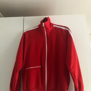 Vintage tracktop  - Säljer nu en röd vintage tracktop som är köpt på beyond retro. Den är i size S och är i fint skick. Din för 150 kr👍🏻 Frakt tillkommer
