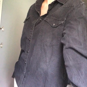 Svart jeansskjorta - Svart jeansskjorta, funkar både stängd och som overshirt