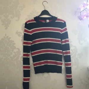 Långärmad tröja  - Röd, vit och blå randig tröja som är oanvänd från H&M i storlek S
