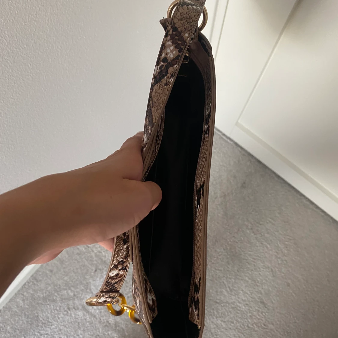 FIN AXELVÄSKA I ORMMÖNSTER! - 91