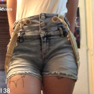 Hängsle byxor  - Ett par extremt gulliga hängsle shorts som jag köpt på marknad. Aldrig använda och är i mycket bra skick. Kan mötas upp i Ängelholm och frakta köparen står för frakt. BUDA!!!