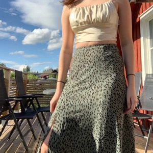 Fint linne från zara - Jag säljer ett silkigt linne i en gyllene färg med rychad byst, som har stretch i ryggen så att det passar en större mängd personer! Riktigt fint och är ett plagg som går att klä upp och ned!