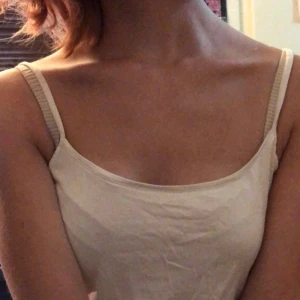 Vit linne - Vanligt vit linne. Använd ganska mycket men är i bra skick. Kan mötas upp i Ängelholm och frakta köparen står för frakt. BUDA!!!