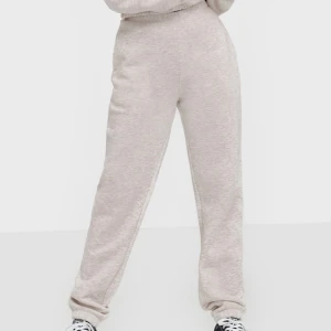Cozy Sweat Pants stl.S - Säljer dessa mjukisbyxor från Nelly, endast testade! Säljer dom pga att dom var för stora, jag är 163. Färg- beige💖 nypris-299kr, buda! Köparen betalar frakt!