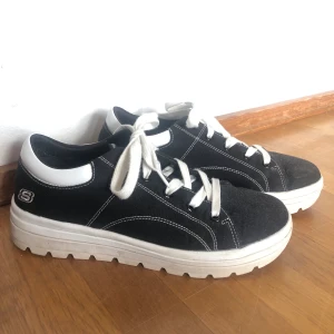 Sketchers, strl 40 - Sneakers från sketchers, strl 40, knappt använda! Jättebekväma, köparen står för frakt🌟