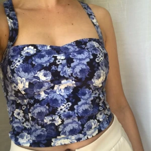  - Din blommig croptop från bikbok. Det står storlek M men jag tycker verkligen att det är mer som S eller tillockmed XS