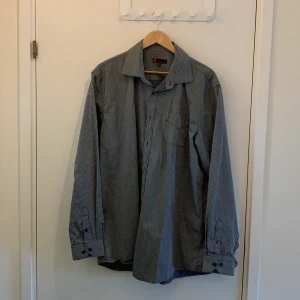 Dressman Skjorta - Dressman Skjorta, svart och ljusgrå randig, polyster och bomull 