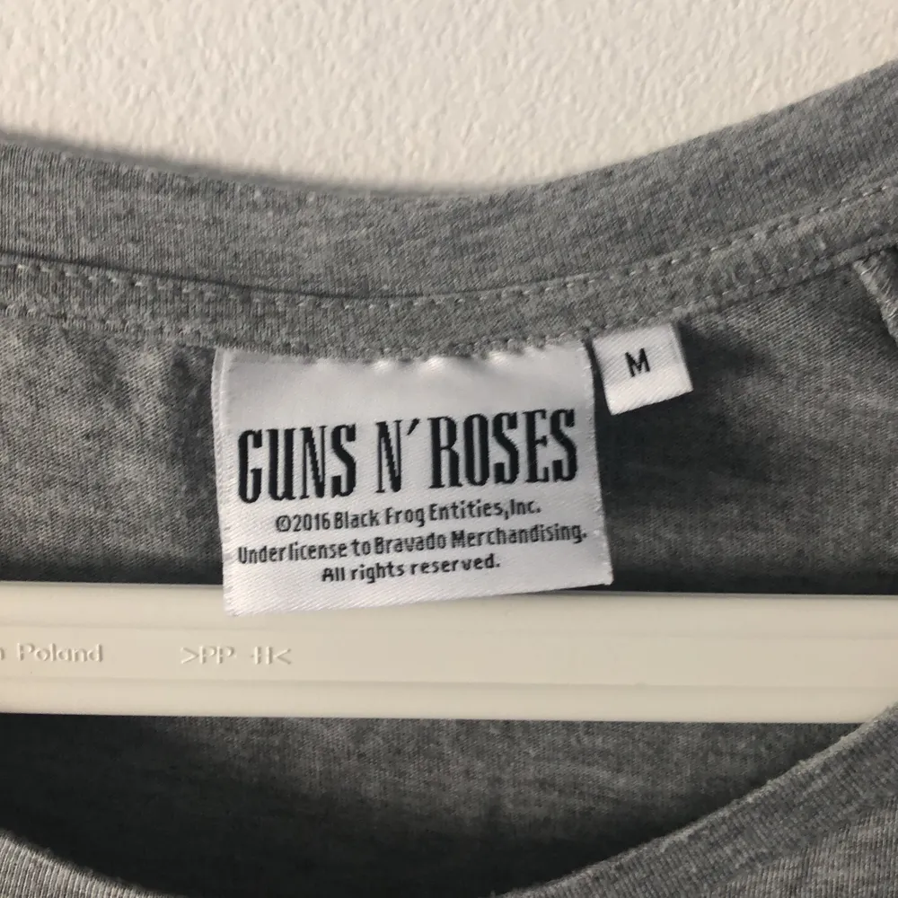 Guns N Roses Tshirt i bra skick. Den är i storlek M men passar också som S. Kan mötas upp i Stockholm eller köparen står för frakt!. T-shirts.