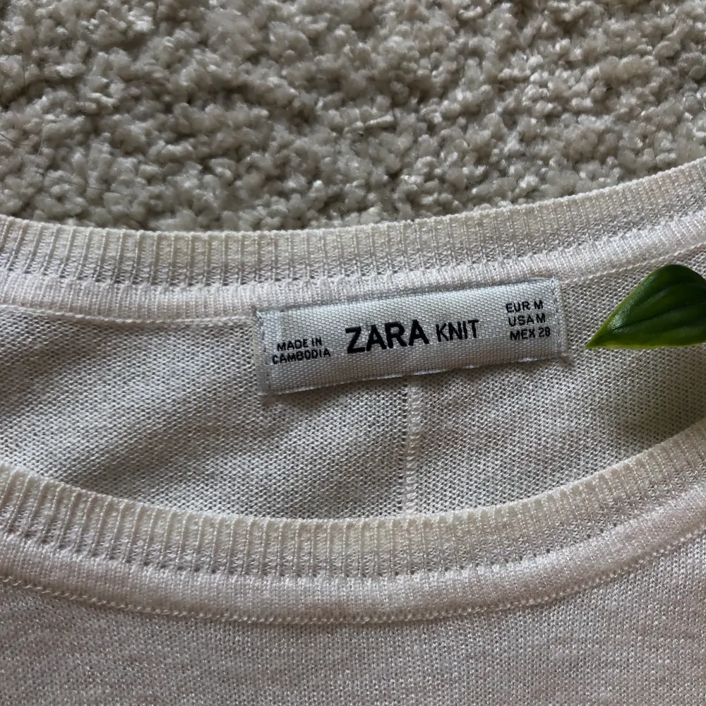 Tunn tröja från Zara i väldigt bra skick. Passar Storlek S och M. Frakt inkl i priset😊. Skjortor.