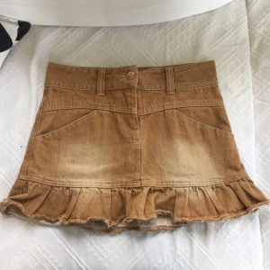 Kjol - Snygg 90-talskjol i jeans.  Toppenskick!💫💘