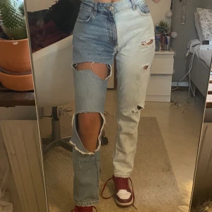 Rakajeans - Säljer nu dessa as balla jeans från bershka som jag har blekt själv, dom kommer aldrig till användning längre💗 man kan se en fläck på byxorna på bilderna men de är bara vatten:) frakt tillkommer😊