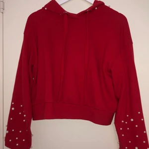Hoodie med pärlor - Röd hoodie med pärlor från chiquelle. Använd några gånger men inte kommit till användning de senaste året.