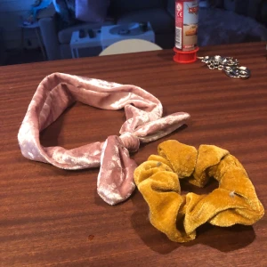 Tofs och hårband  - Saffranfärgad tofs och mjukt rosa hårband med gullig rosett ! Hela och inga defekter! 60 kr för båda .