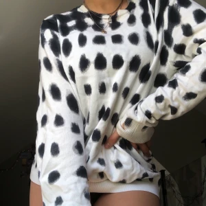 Svart och vit tröja - Skit snygg tröja i storlek M, säljer för jag inte använder ofta