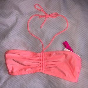 APRIKOS BIKINIÖVERDEL - Helt ny! Bikiniöverdel i skimrande aprikos färg. Knyts i nacken. Ilägg kan stoppas i. Köparen står för frakten🧡