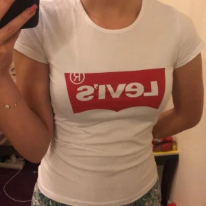 Levis t-shirt  - Säljer en skit fin Levis tröja som är i mycket bra skickt då de är endast använd några gånger. Den är i storlek 14 då den passar XS och S. Den köptes från KidsBrandStore ordinarie pris är 200kr.😊