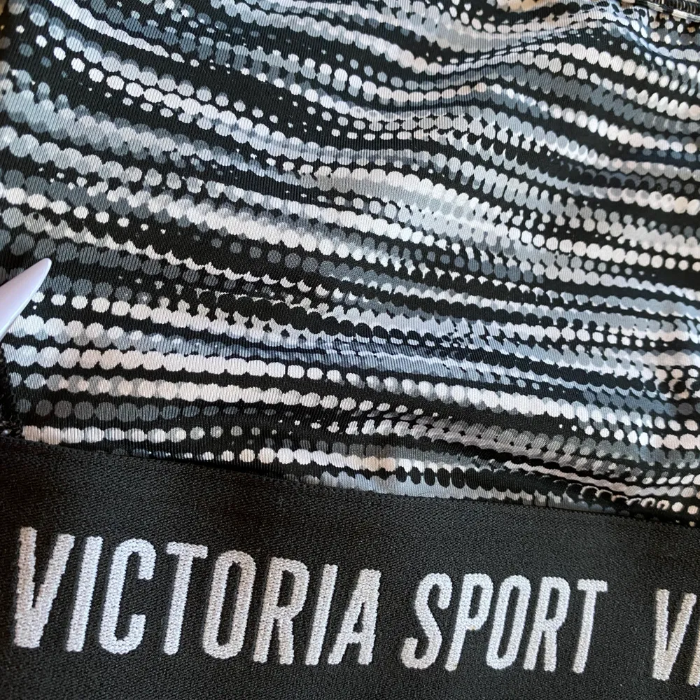 En helt oanvänd sporttopp från Victoria’s secret sport. Den är i storleken xs men skulle säga att den passar en S, då jag själv har S. Den är i fint skick och är mycket bekväm samt att den är stretchig i materialet! Frakt 40kr (totalt 80kr). Övrigt.