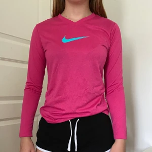 Nike tränings tröja   - super skön tränings tröja från Nike. bra skick! Frakt tillkommer⚡️(skriv för fler bilder)