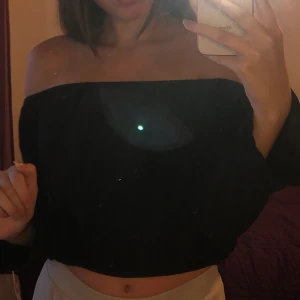 Topp - En offshoulder topp, den är i nyskick, den köptes för 299kr på GinaTricot 