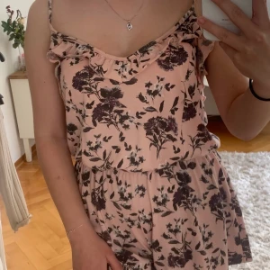 Playsuit i storlek S - Playsuit ifrån Gina Tricot. Nypriset var ca 300 kr och säljer nu för 100 kr. Kan mötas upp eller skicka.