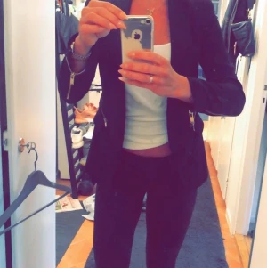 Kavaj  - Svart med gulddragkedjor på fickor och ärmarna. Sparsamt använd. Finns i Sundbyberg 